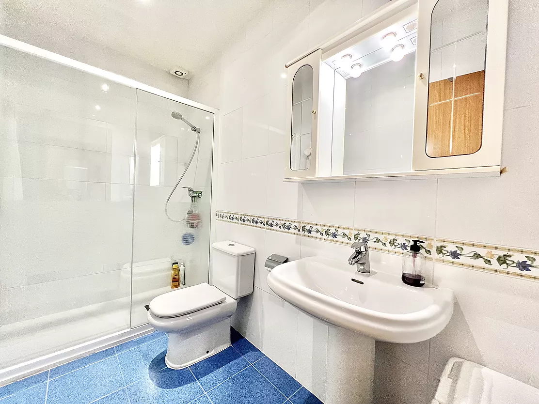 ¡Vive e invierte en el corazón de Palamós! Chalet pareado con local multifuncional a 5 minutos de la playa