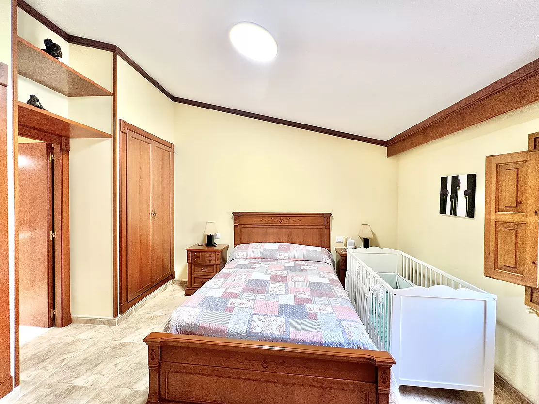 ¡Vive e invierte en el corazón de Palamós! Chalet pareado con local multifuncional a 5 minutos de la playa