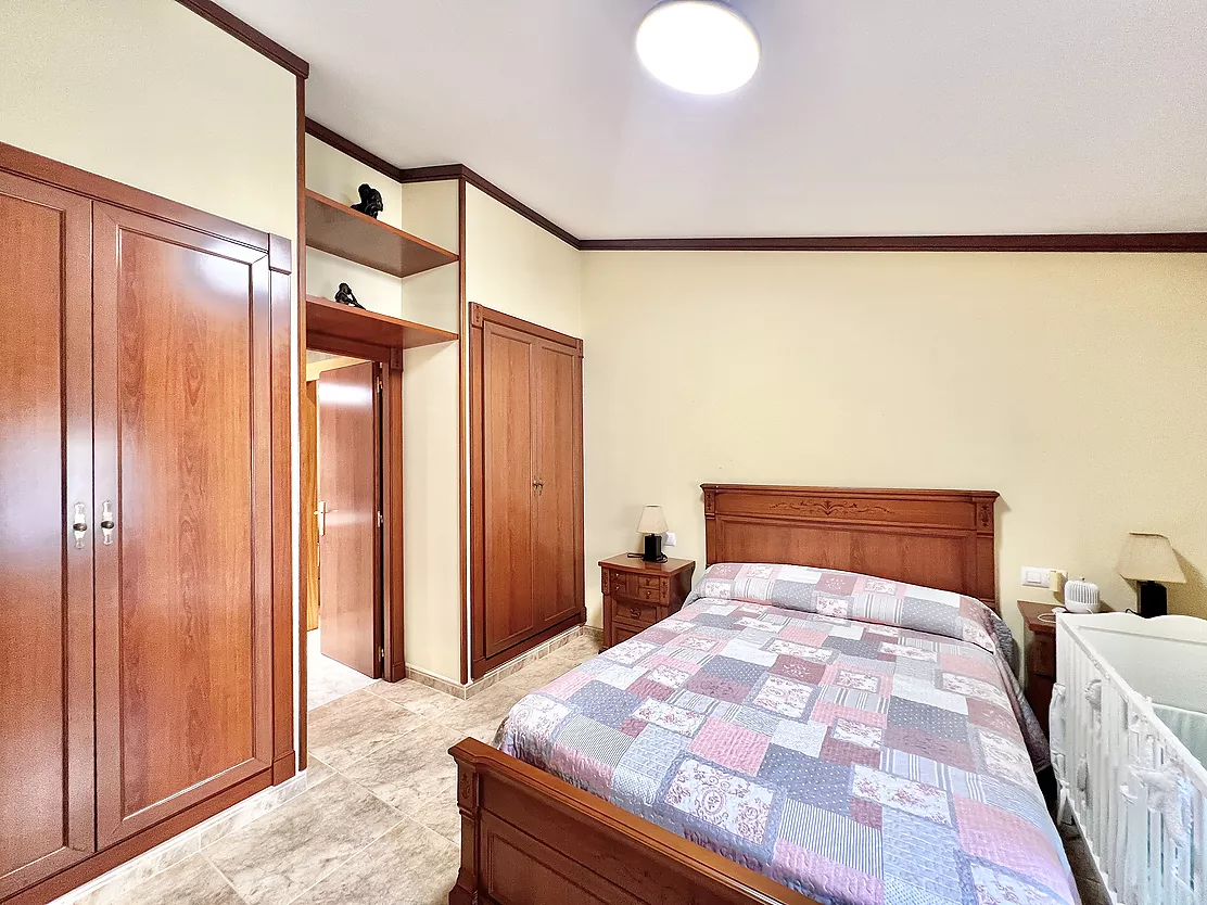 ¡Vive e invierte en el corazón de Palamós! Chalet pareado con local multifuncional a 5 minutos de la playa