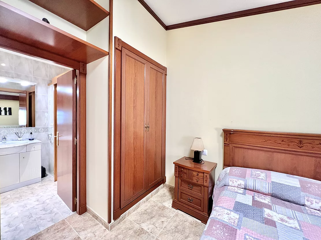 ¡Vive e invierte en el corazón de Palamós! Chalet pareado con local multifuncional a 5 minutos de la playa