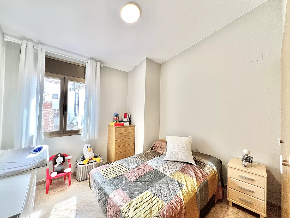 ¡Vive e invierte en el corazón de Palamós! Chalet pareado con local multifuncional a 5 minutos de la playa