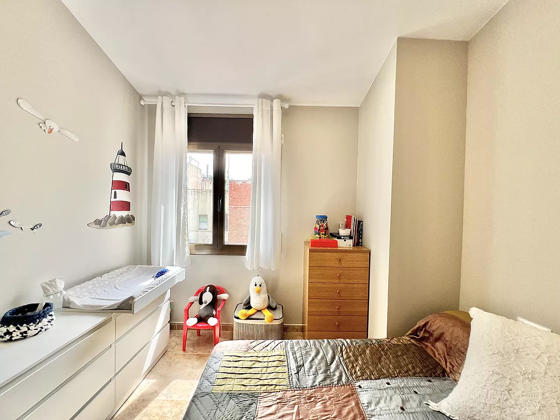 ¡Vive e invierte en el corazón de Palamós! Chalet pareado con local multifuncional a 5 minutos de la playa