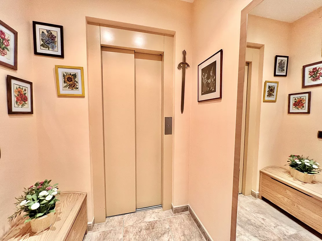 ¡Vive e invierte en el corazón de Palamós! Chalet pareado con local multifuncional a 5 minutos de la playa