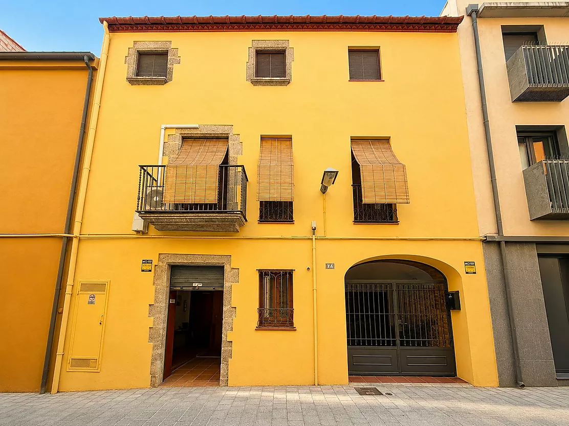 ¡Vive e invierte en el corazón de Palamós! Chalet pareado con local multifuncional a 5 minutos de la playa