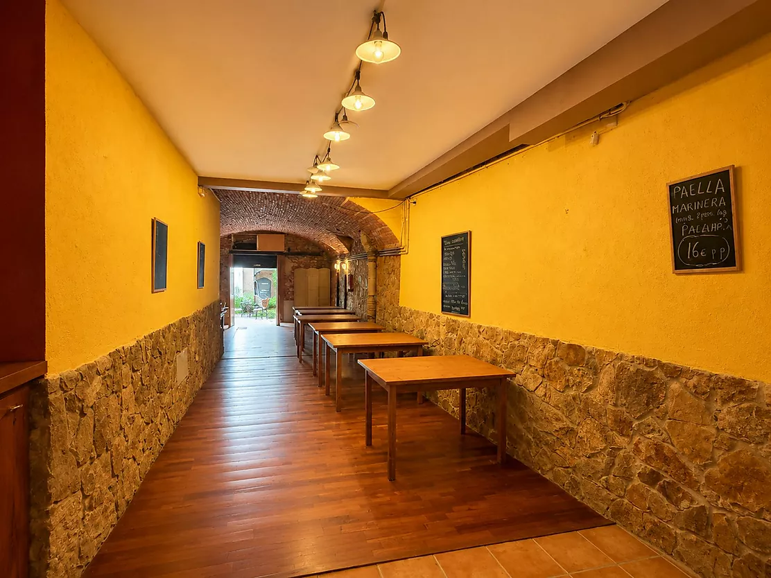 ¡Vive e invierte en el corazón de Palamós! Chalet pareado con local multifuncional a 5 minutos de la playa