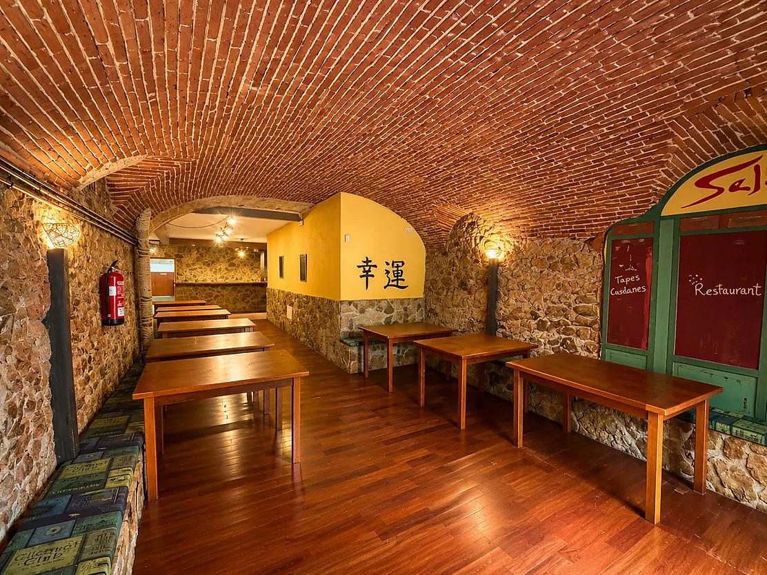 ¡Vive e invierte en el corazón de Palamós! Chalet pareado con local multifuncional a 5 minutos de la playa