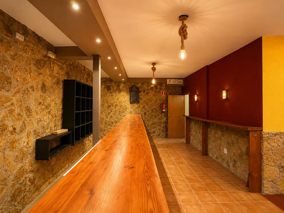 ¡Vive e invierte en el corazón de Palamós! Chalet pareado con local multifuncional a 5 minutos de la playa