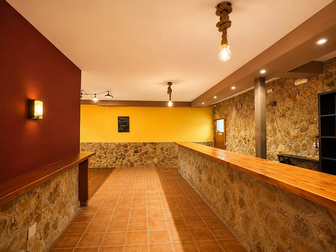 ¡Vive e invierte en el corazón de Palamós! Chalet pareado con local multifuncional a 5 minutos de la playa