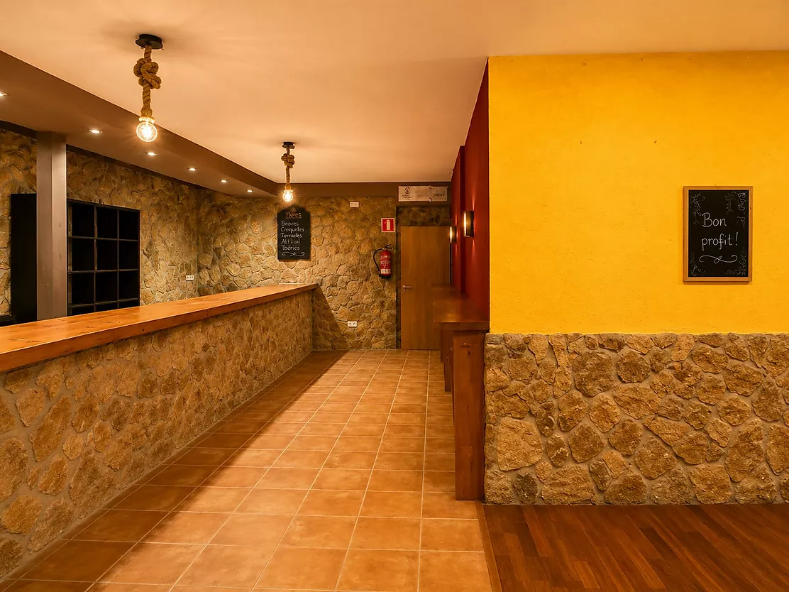 ¡Vive e invierte en el corazón de Palamós! Chalet pareado con local multifuncional a 5 minutos de la playa