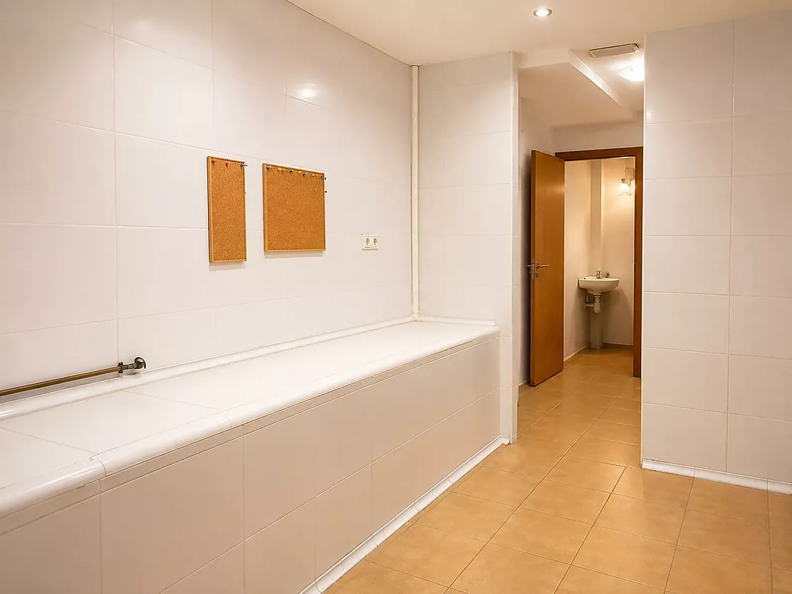 ¡Vive e invierte en el corazón de Palamós! Chalet pareado con local multifuncional a 5 minutos de la playa
