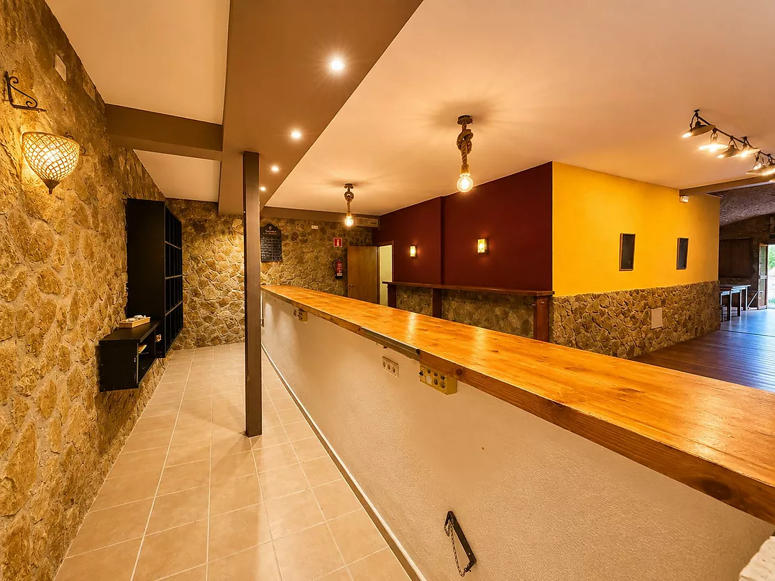 ¡Vive e invierte en el corazón de Palamós! Chalet pareado con local multifuncional a 5 minutos de la playa