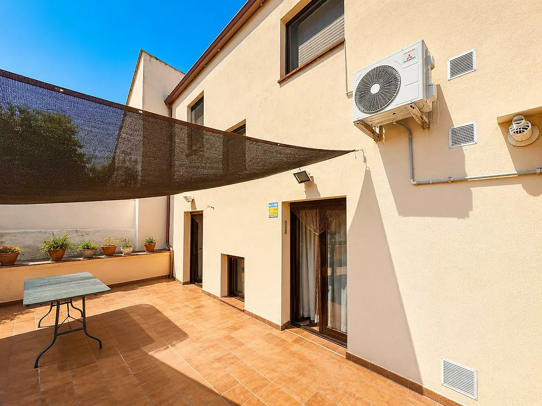 ¡Vive e invierte en el corazón de Palamós! Chalet pareado con local multifuncional a 5 minutos de la playa