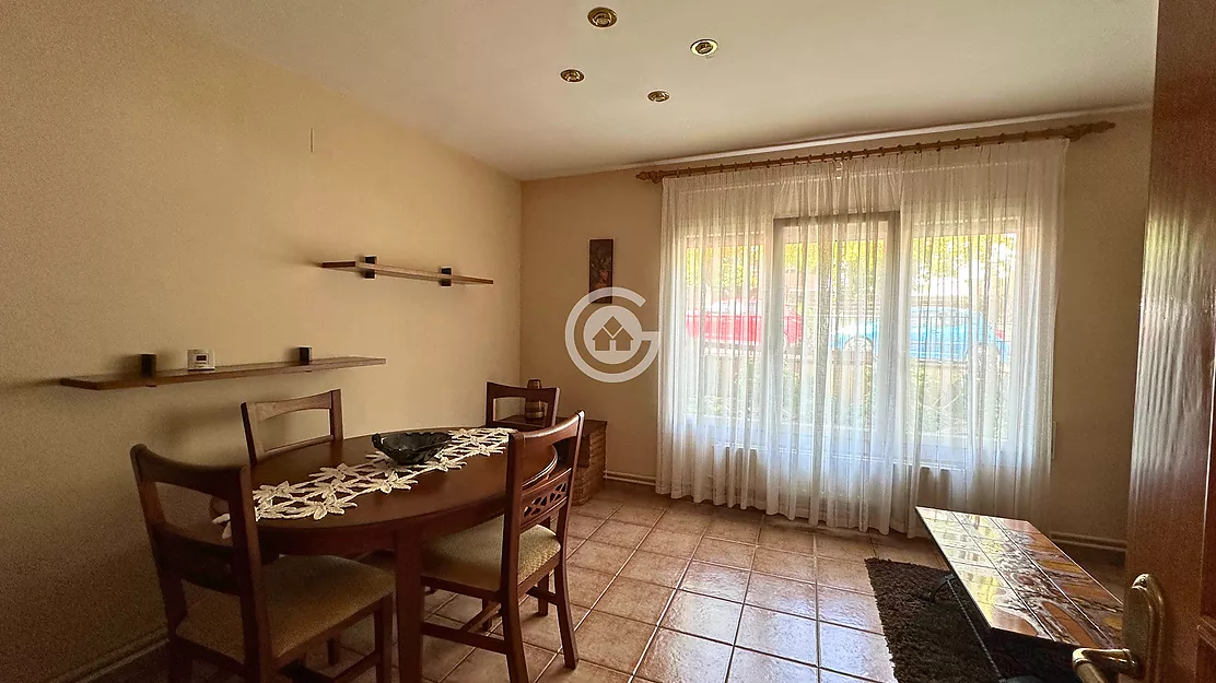 Piso de 3 habitaciones en venta con garaje, en una zona tranquila de Palafrugell
