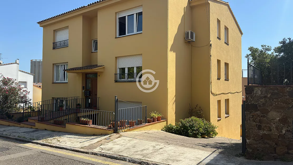 Piso de 3 habitaciones en venta con garaje, en una zona tranquila de Palafrugell