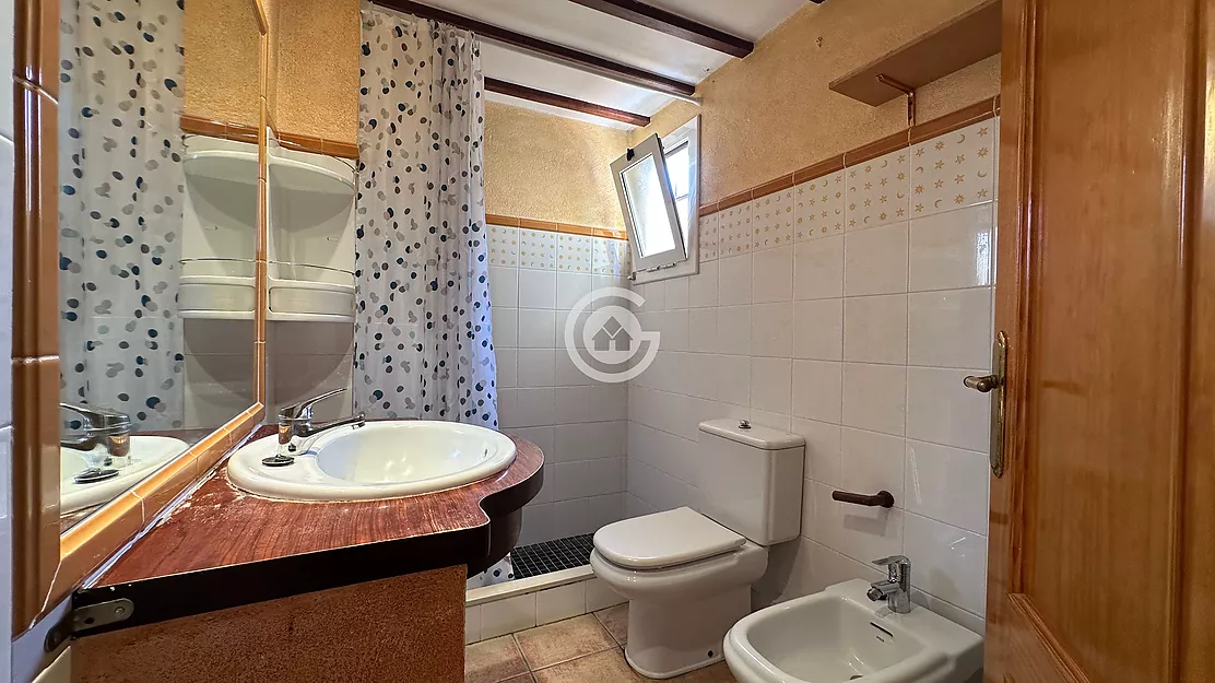 Piso de 3 habitaciones en venta con garaje, en una zona tranquila de Palafrugell