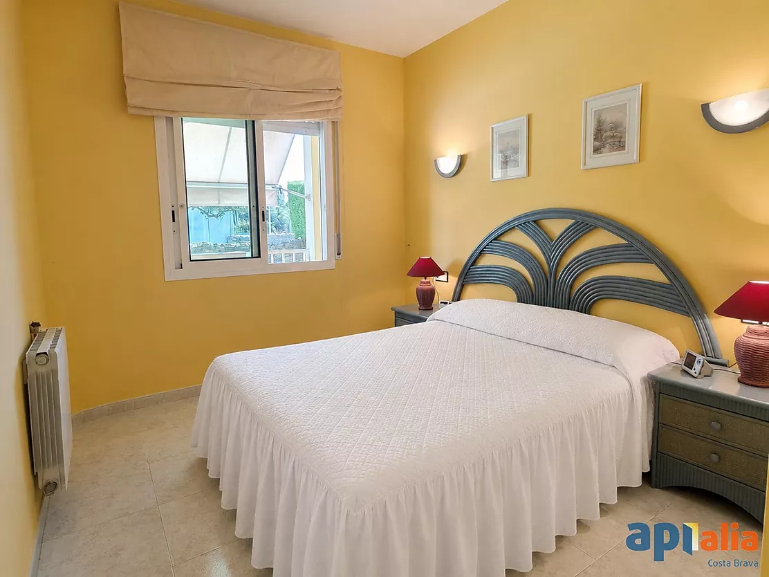 Cozy ground-floor apartment with private terrace, communal pool, parking and storage room in Mas Barceló, Calonge