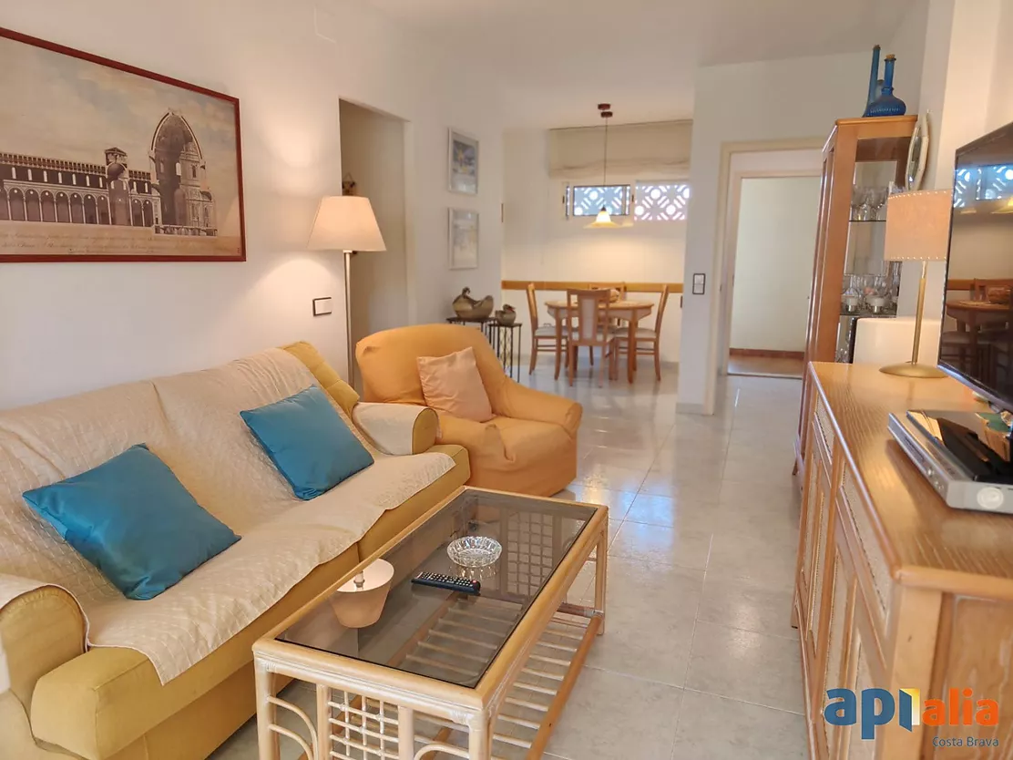 Cozy ground-floor apartment with private terrace, communal pool, parking and storage room in Mas Barceló, Calonge