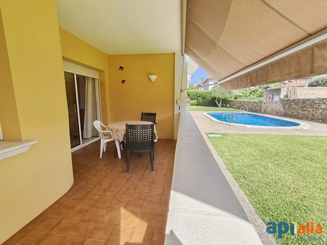 Cozy ground-floor apartment with private terrace, communal pool, parking and storage room in Mas Barcel&oacute;, Calonge