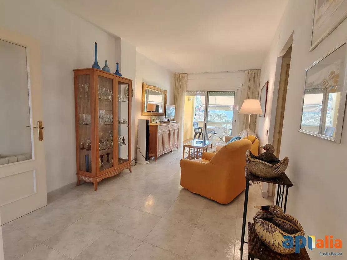 Cozy ground-floor apartment with private terrace, communal pool, parking and storage room in Mas Barceló, Calonge