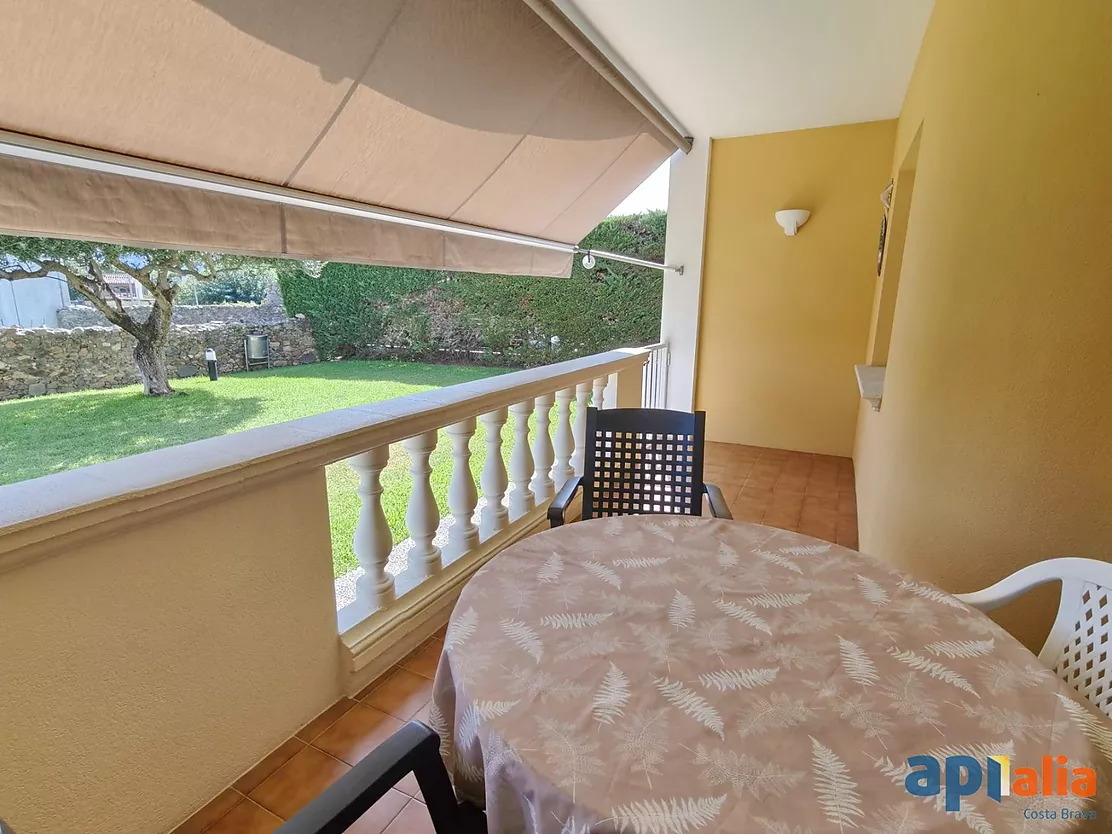 Cozy ground-floor apartment with private terrace, communal pool, parking and storage room in Mas Barceló, Calonge