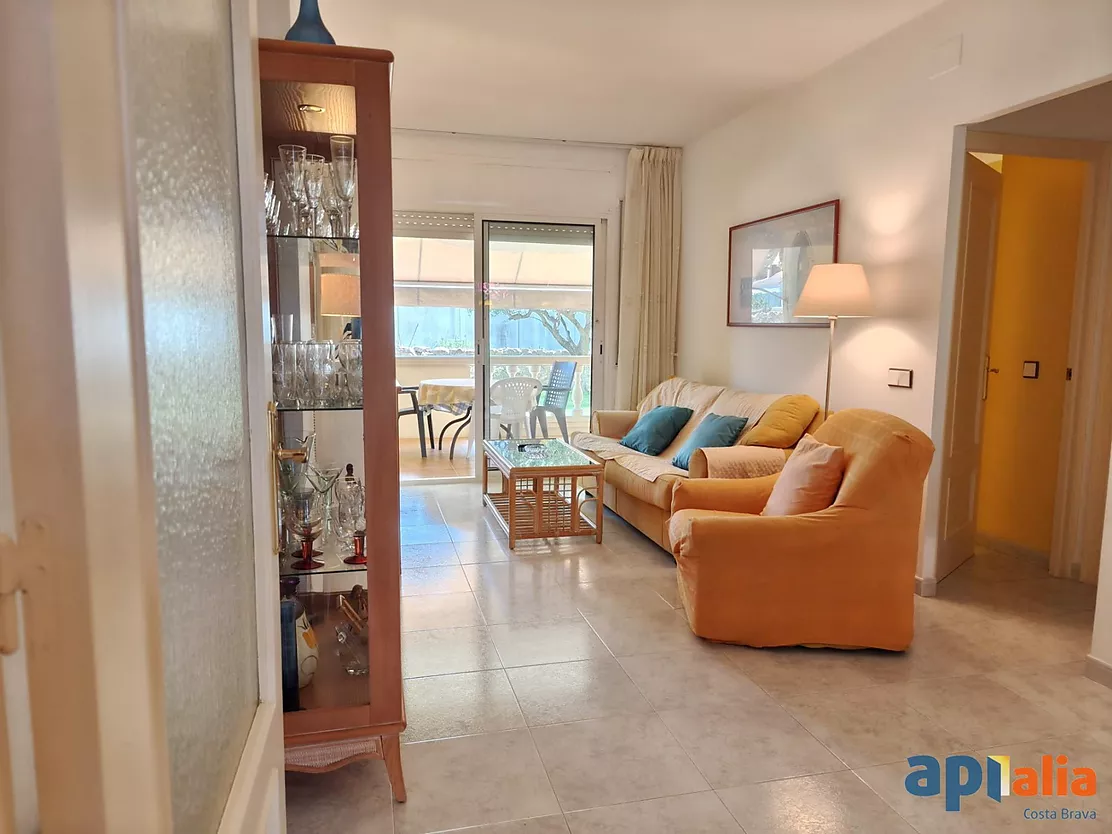 Cozy ground-floor apartment with private terrace, communal pool, parking and storage room in Mas Barceló, Calonge