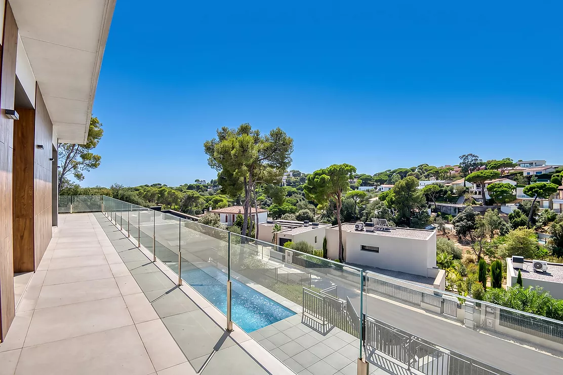 Contemporary villa with pool and parking in Calonge