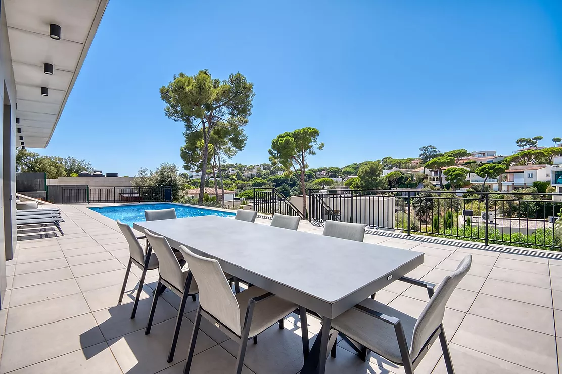 Contemporary villa with pool and parking in Calonge