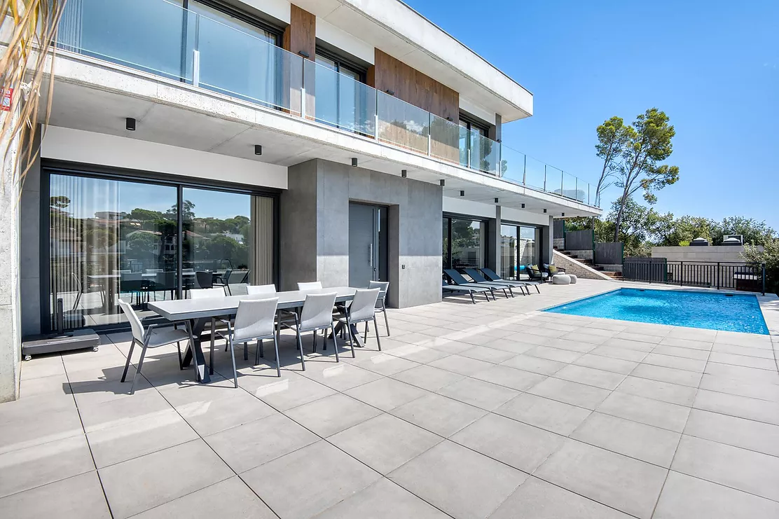 Contemporary villa with pool and parking in Calonge