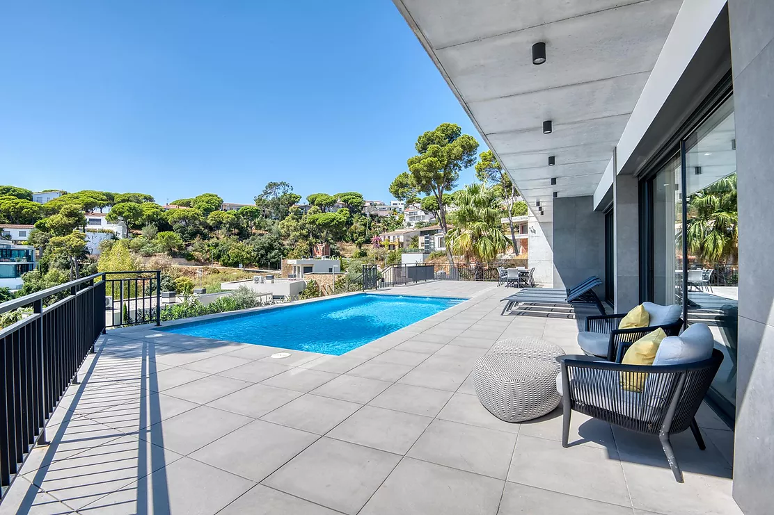 Contemporary villa with pool and parking in Calonge
