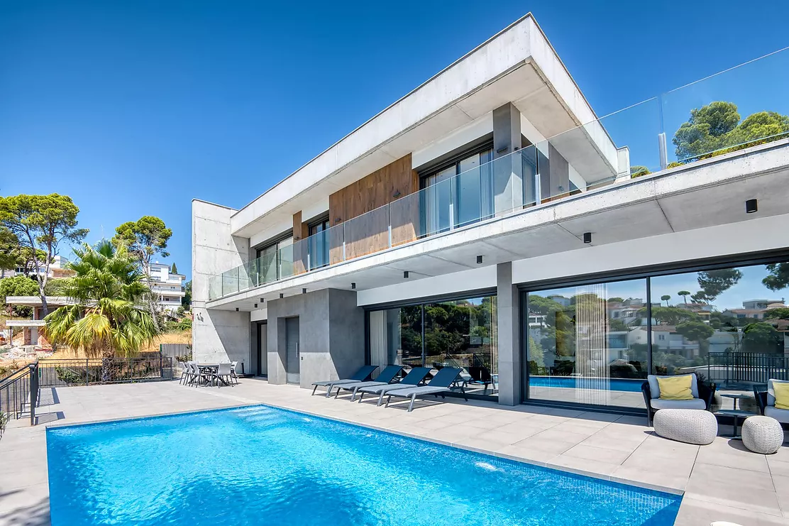 Contemporary villa with pool and parking in Calonge