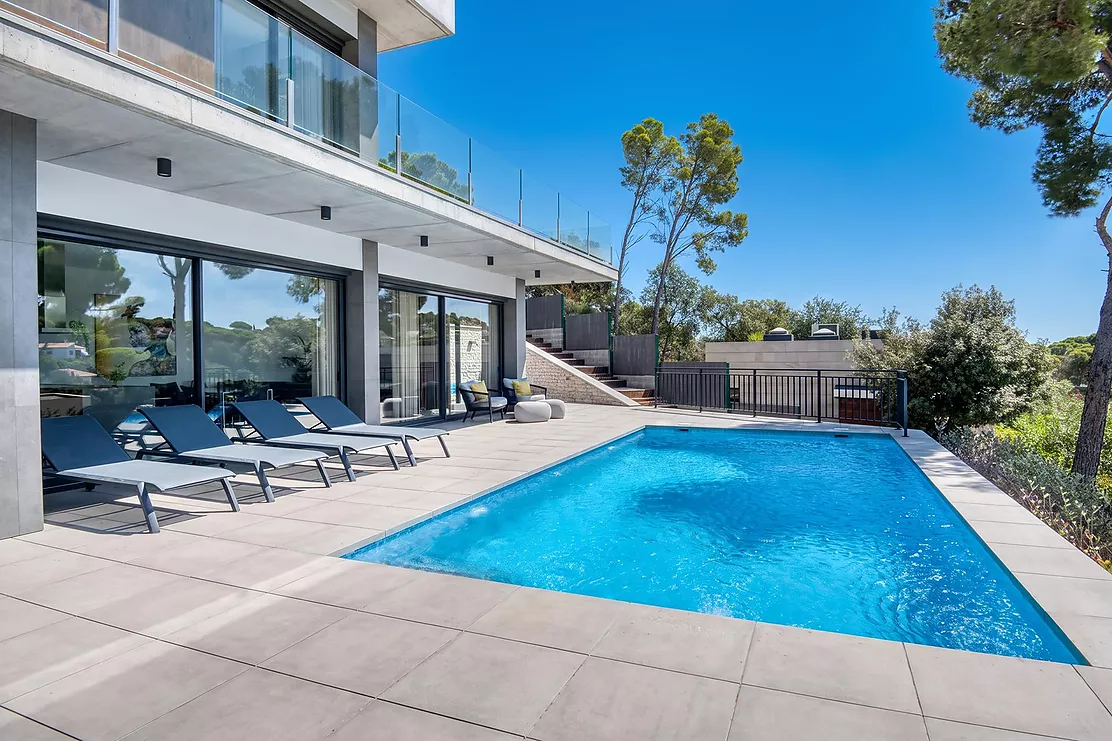 Contemporary villa with pool and parking in Calonge