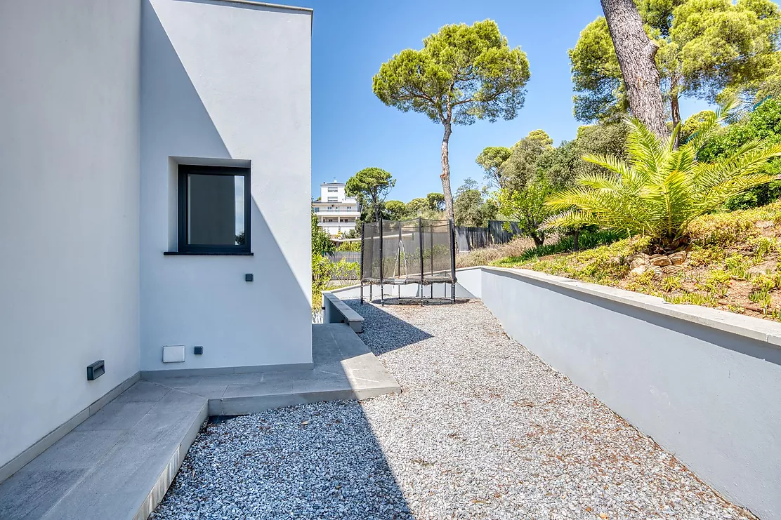 Contemporary villa with pool and parking in Calonge