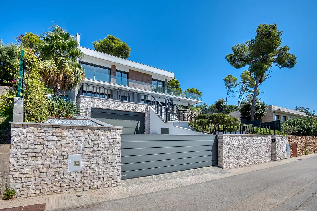Contemporary villa with pool and parking in Calonge