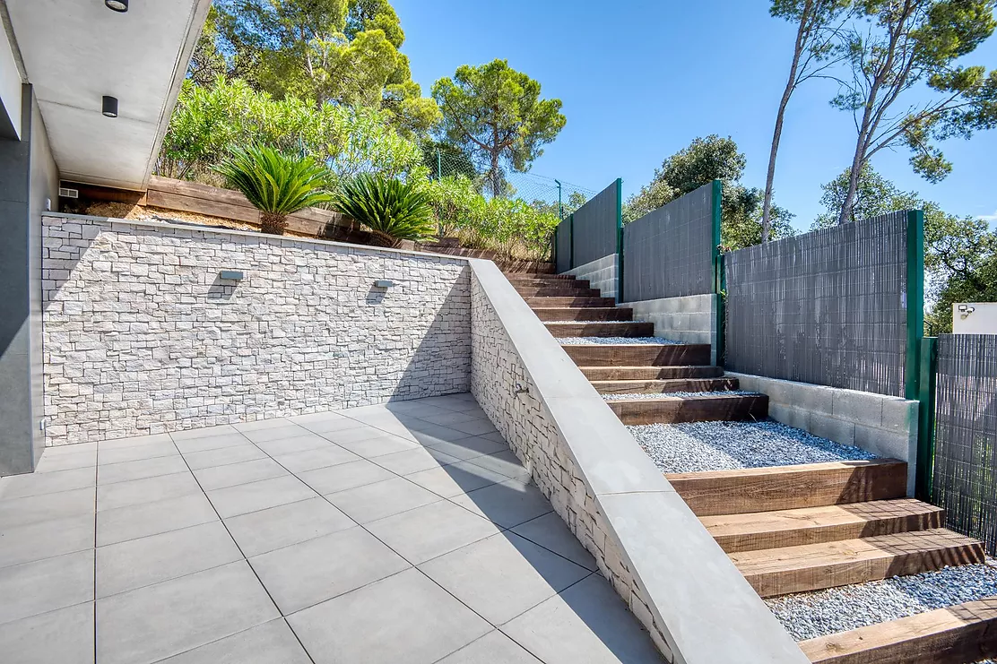 Contemporary villa with pool and parking in Calonge