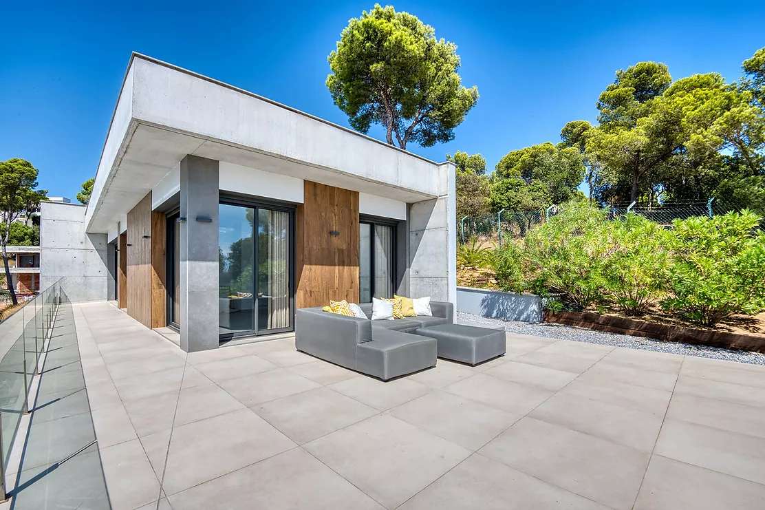 Contemporary villa with pool and parking in Calonge