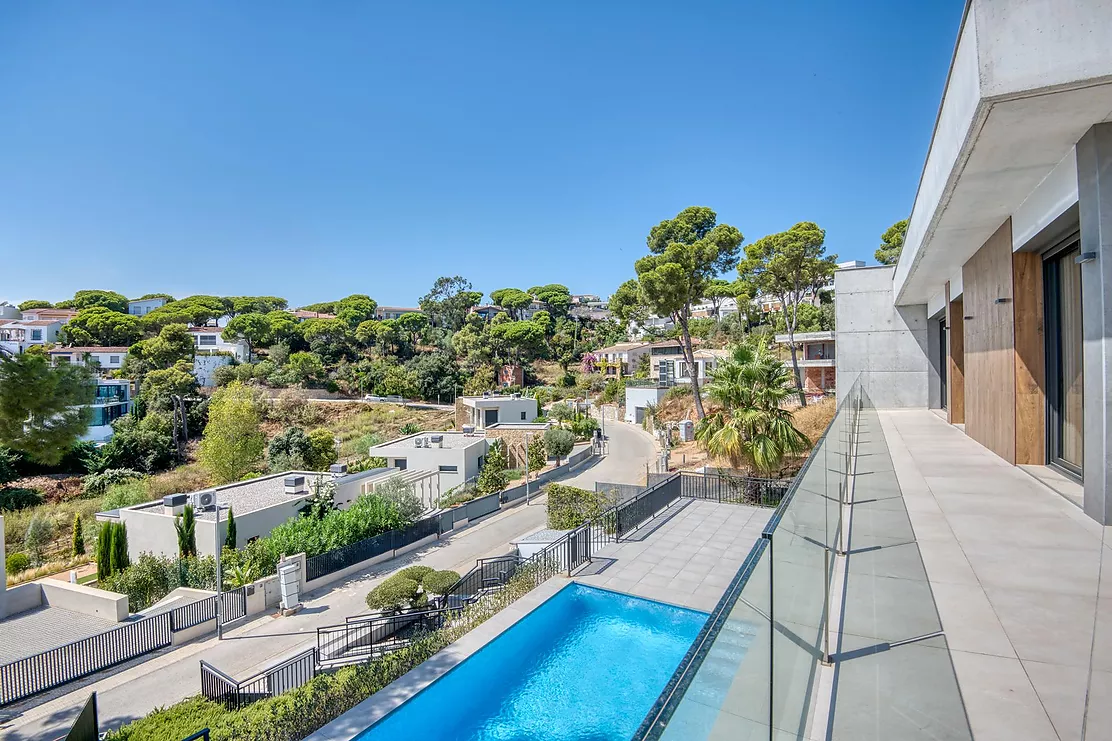 Contemporary villa with pool and parking in Calonge