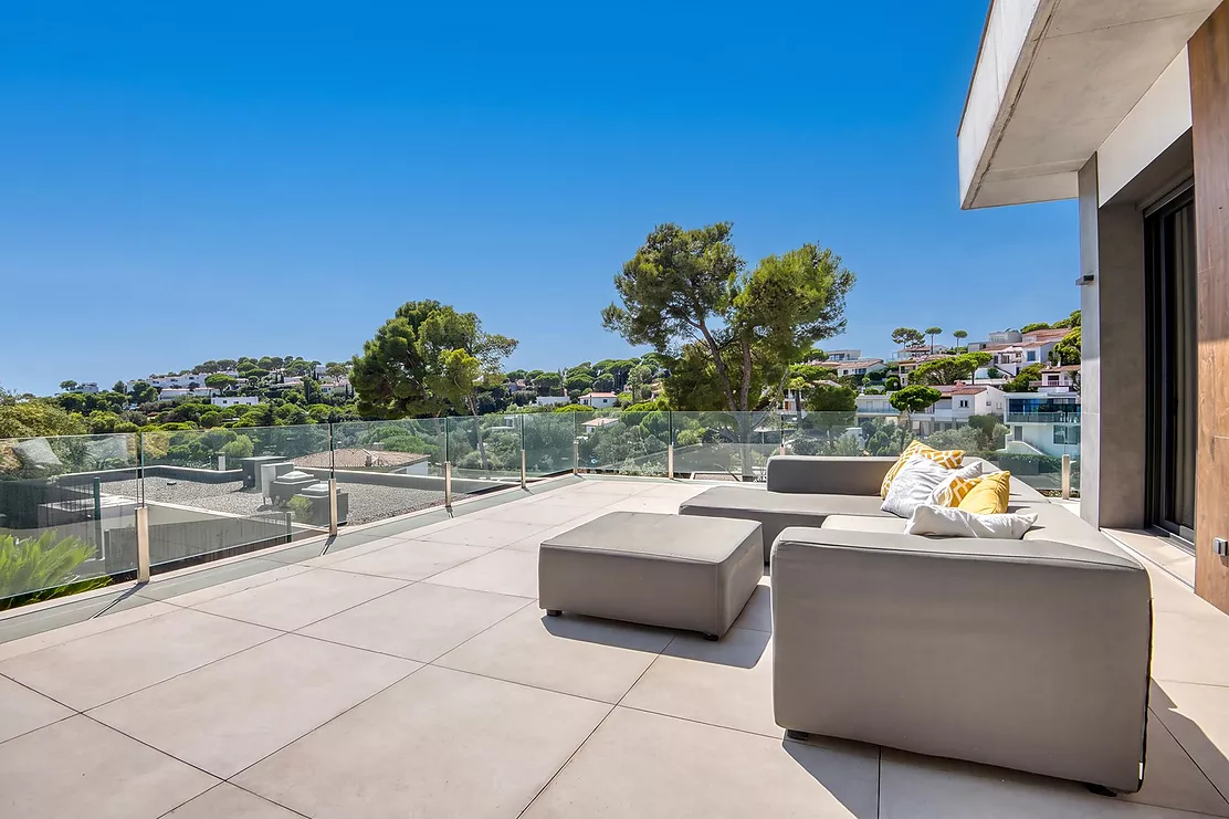 Contemporary villa with pool and parking in Calonge