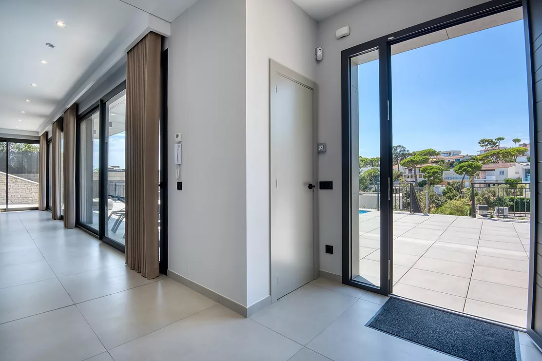 Contemporary villa with pool and parking in Calonge