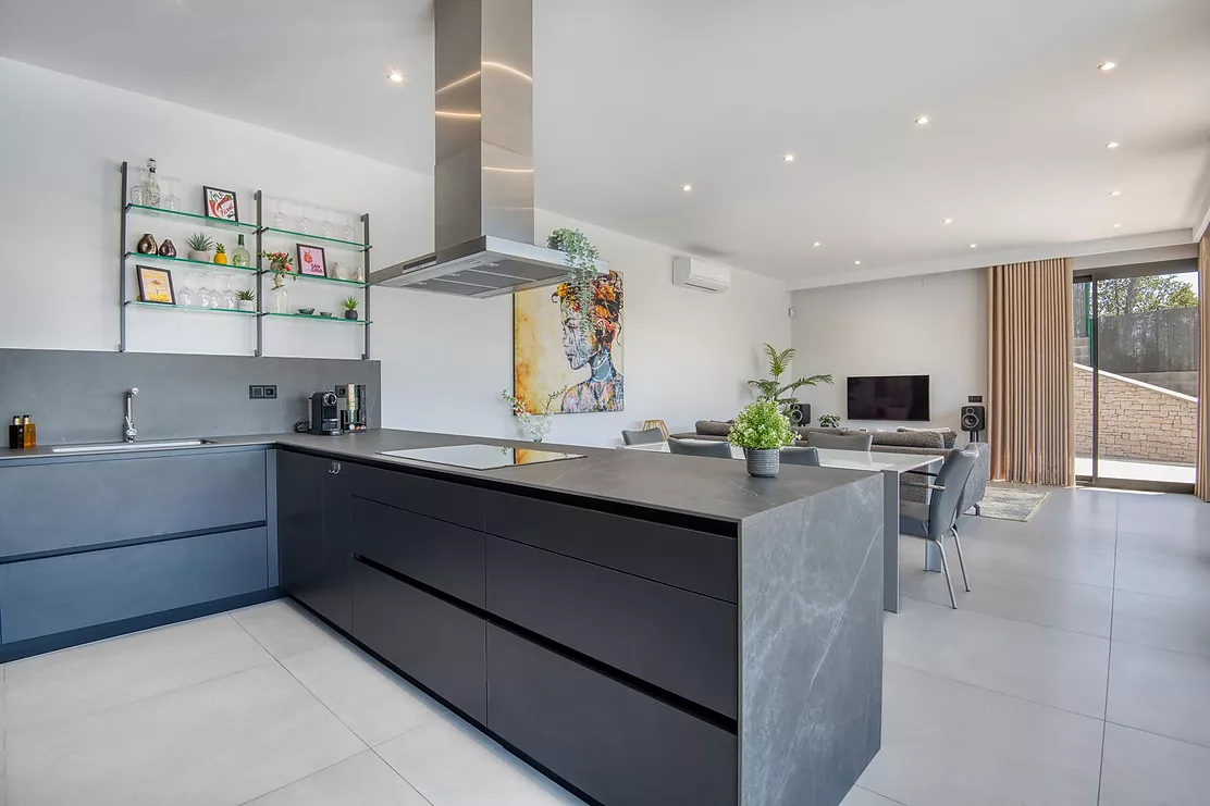 Contemporary villa with pool and parking in Calonge