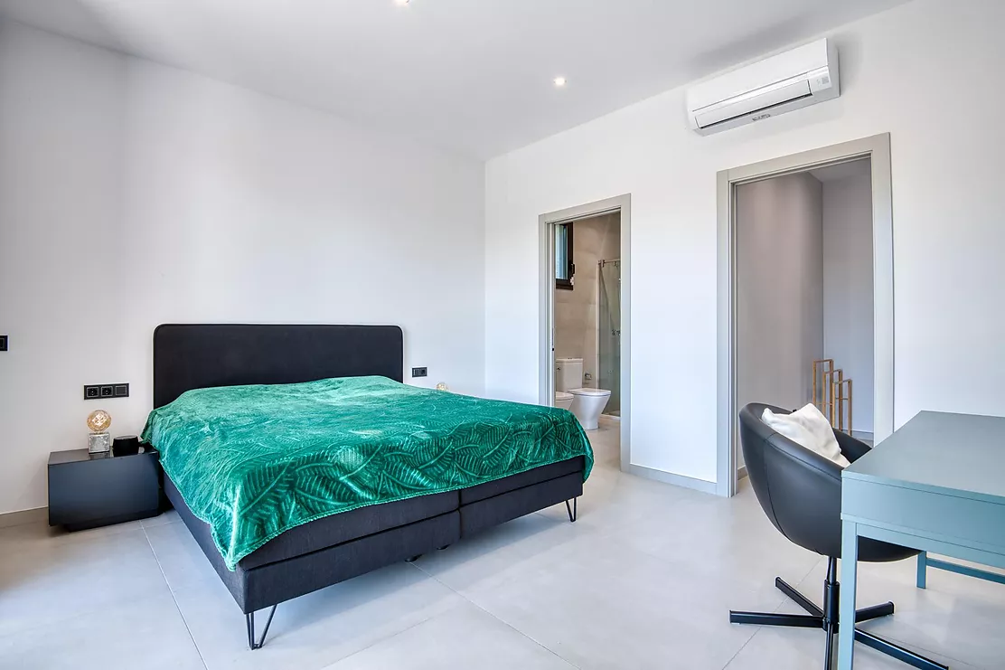 Contemporary villa with pool and parking in Calonge