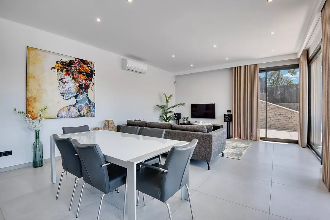 Contemporary villa with pool and parking in Calonge