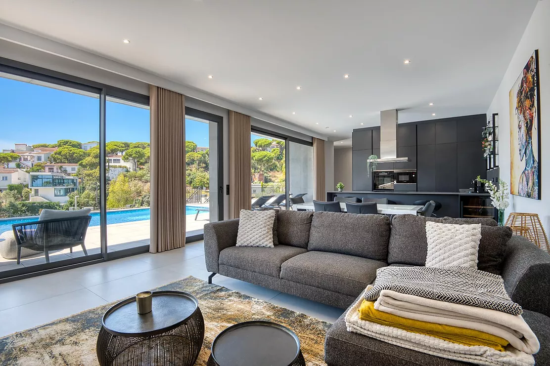 Contemporary villa with pool and parking in Calonge