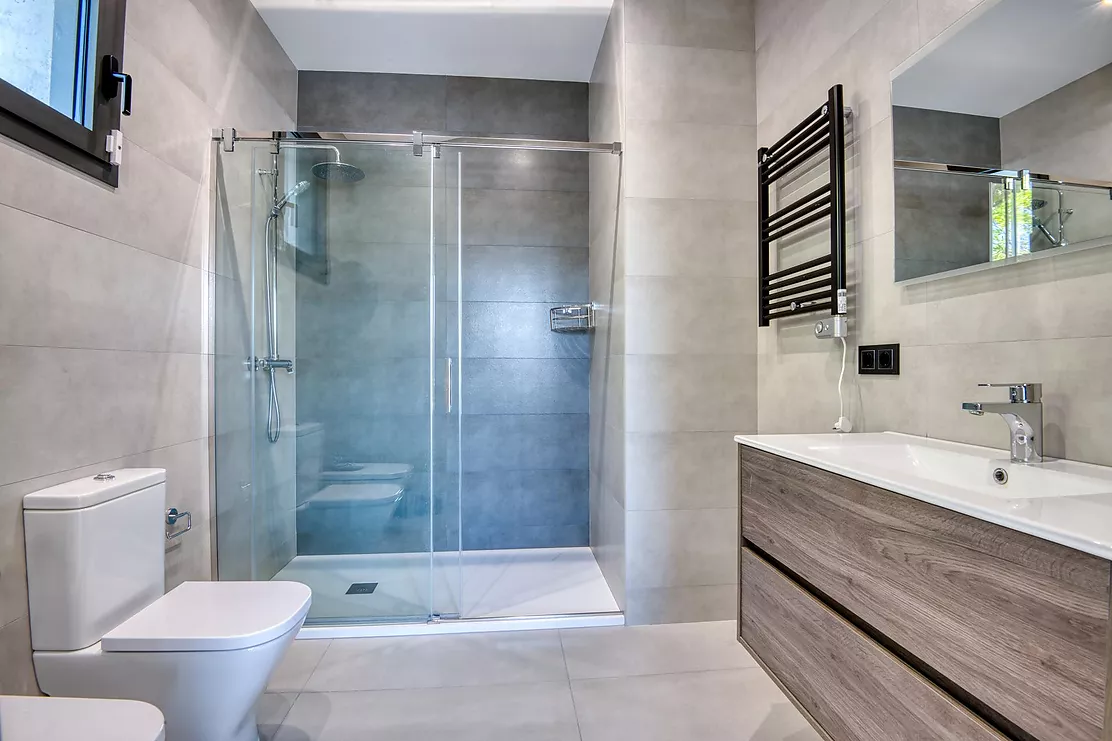 Contemporary villa with pool and parking in Calonge