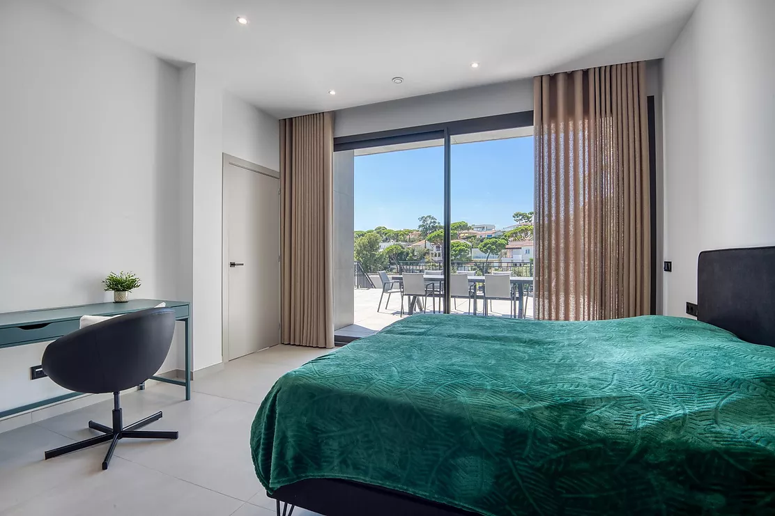 Contemporary villa with pool and parking in Calonge