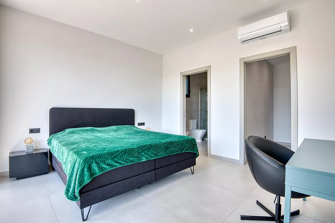 Contemporary villa with pool and parking in Calonge