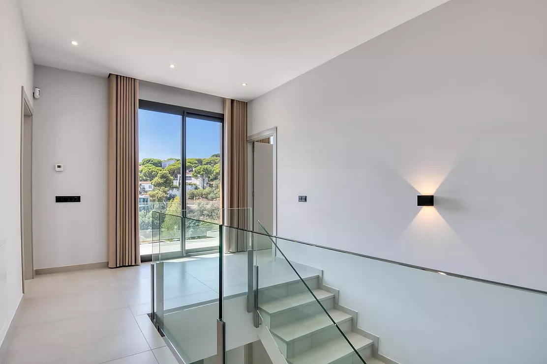 Contemporary villa with pool and parking in Calonge