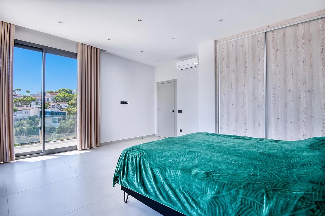 Contemporary villa with pool and parking in Calonge