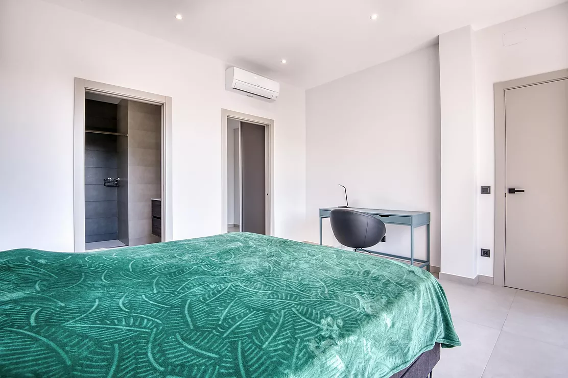 Contemporary villa with pool and parking in Calonge