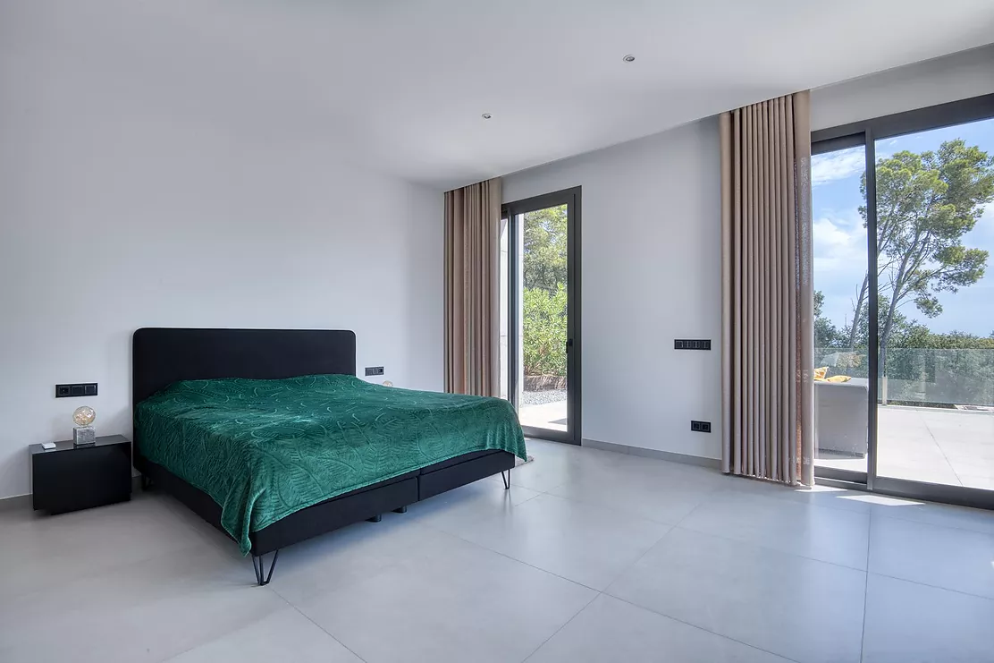 Contemporary villa with pool and parking in Calonge