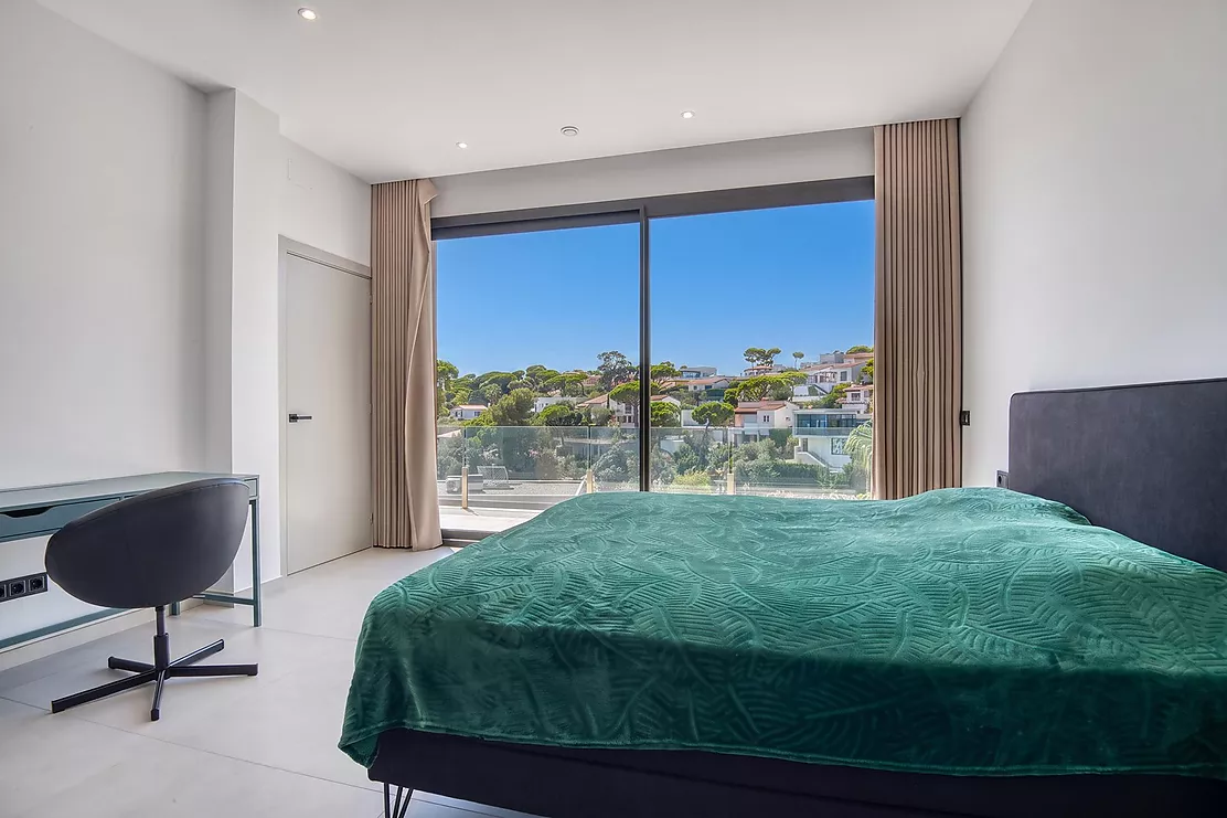 Contemporary villa with pool and parking in Calonge